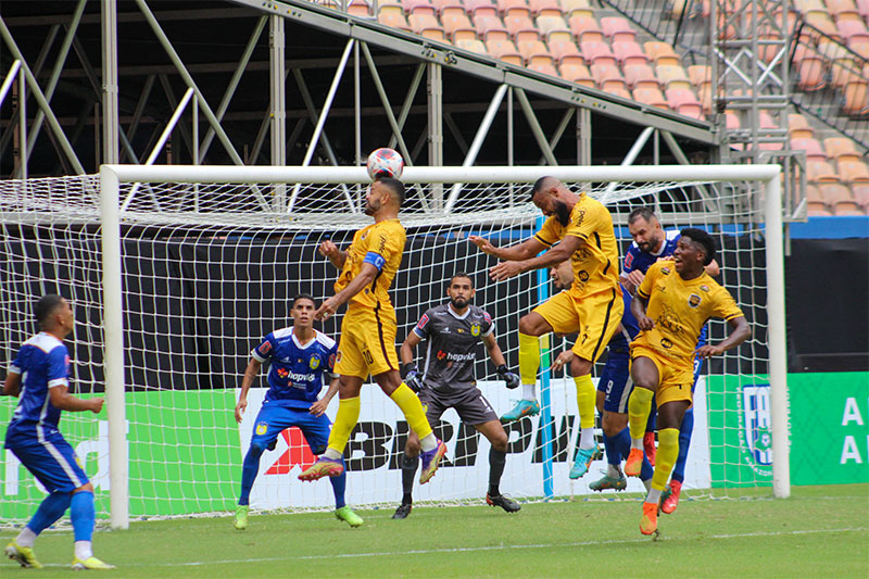 Amazonas (de amarelo) joga pelo empate na partida de volta (Foto: Jadison Sampaio/Amazonas FC)