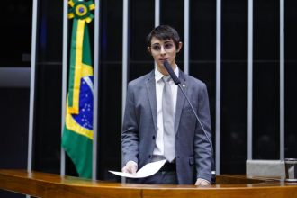 Amom votou contra o projeto por achar que só beneficia político corrupto (Foto: Pablo Valadares/Câmara dos Deputados)