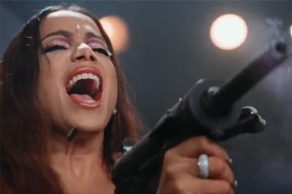 Anitta metralha o cantor Jão em clipe da música 'Pilantra' (Foto: Twitter/Reprodução)