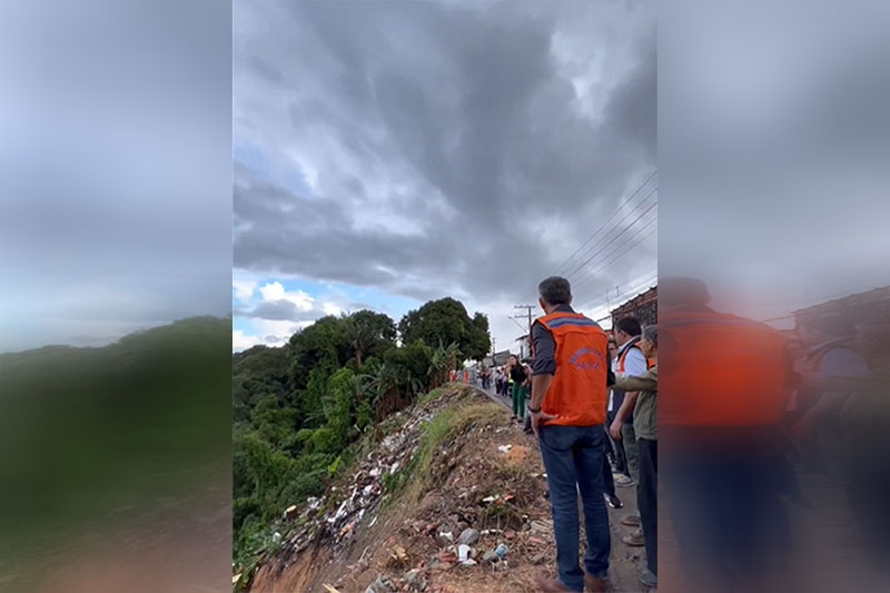 Ministro Waldez Góes (colete laranja) em barranco que desabou na chuva (Foto: Prefeitura de Manaus/Twitter/Reprodução)