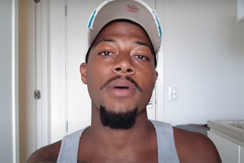 Auston Holleman em vídeo sobre brasileiras: alvo da polícia (Foto: YouTube/Reprodução)