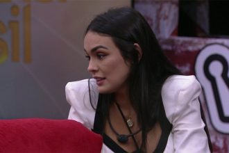 Larissa retornou na Casa do Reencontro e reclamou de Domitila (Foto: Globoplay/Reprodução)
