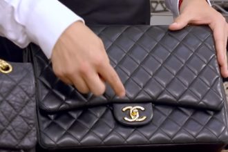 Bolsa Chanel é produto de luxo e pode ajudar a pagar dívida trabalhista (Foto: YouTube/Reprodução)