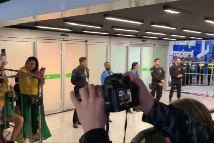 Apoiadores esperavam o ex-presidente, que saiu pelo hangar da Polícia Federal (Foto: Twitter/Reprodução)