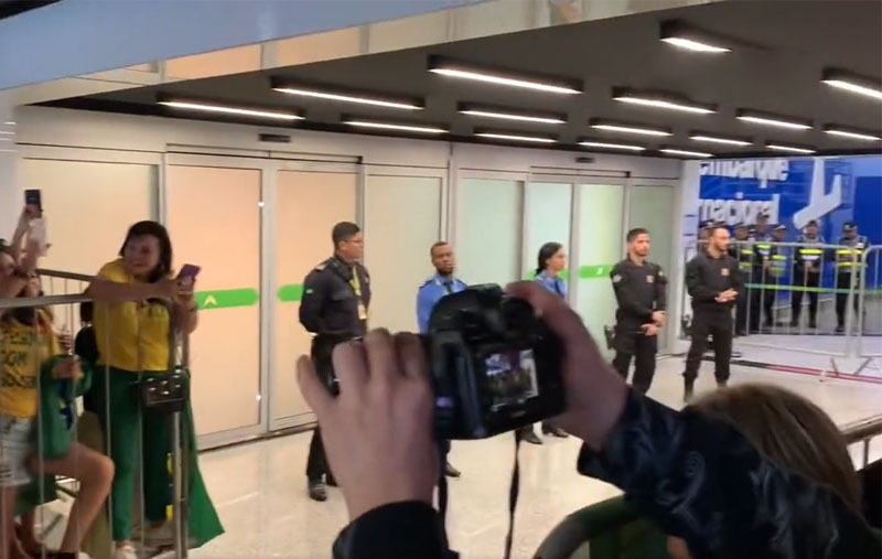 Apoiadores esperavam o ex-presidente, que saiu pelo hangar da Polícia Federal (Foto: Twitter/Reprodução)