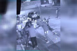 Momento em que os atiradores executam o cabo da PM João Marcos Torres (Foto: Reprodução)