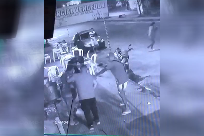 Momento em que os atiradores executam o cabo da PM (Foto: Reprodução)