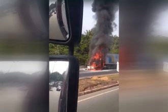 Caminhão da Bertolini pega fogo na Avenida do Turismo, em Manaus (Foto: Reprodução/Twitter)