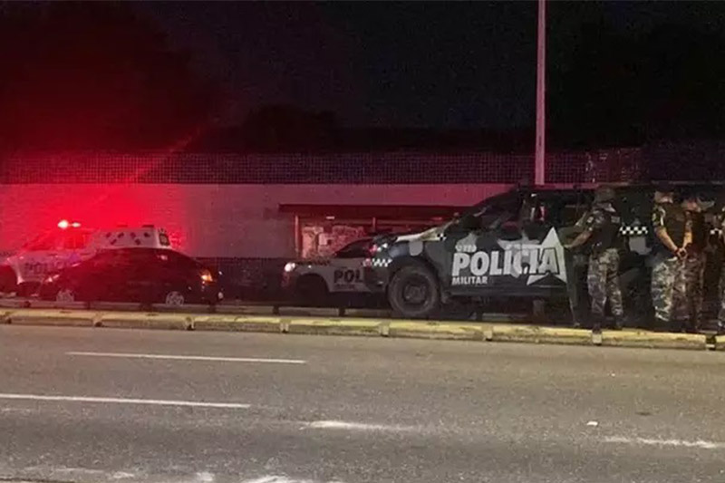 Policiais militares mantêm cerco a carro onde homem mantém mulher refém (Foto: Reprodução/TV Liberal)