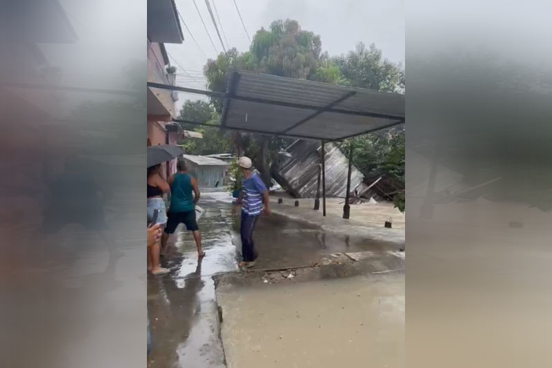 Casebre é levado e destruído pela água em igarapé (Foto: redes sociais/reprodução)