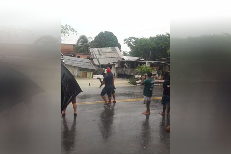 Casebres desabam e são arrastados em igarapé de Manaus Foto: redes Sociais/reprodução)