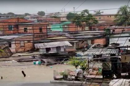 Casas foram arrastadas pelo igarapé durante chuva em Manaus (Foto: Redes sociais/Reprodução)