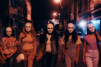 Cena de Medusa: mulheres perseguindo mulheres (Foto: Trailer/Reprodução)