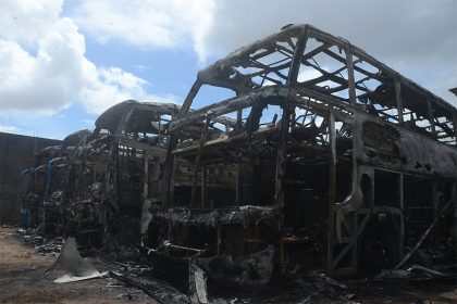 Ônibus queimados em garagem: ato criminoso (Foto: José Aldenir/TheNews2/Folhapress)