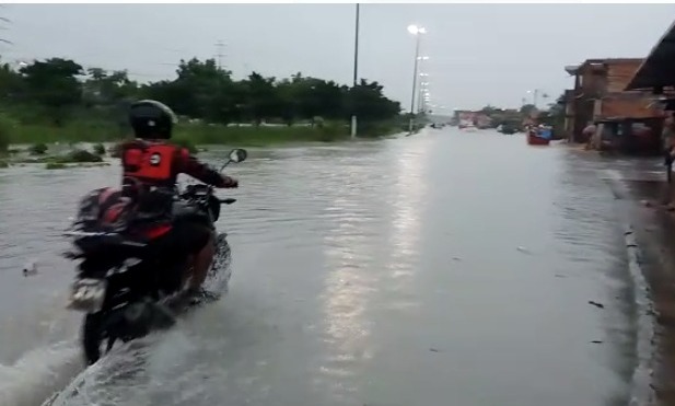 Chuva intensa em Manaus na manhã de sábado voltou a causar transtorno (Foto Reprodução)