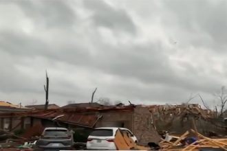 Destruição causada por tornado: alertas incluem sirene (Foto: YouTube/Reprodução)
