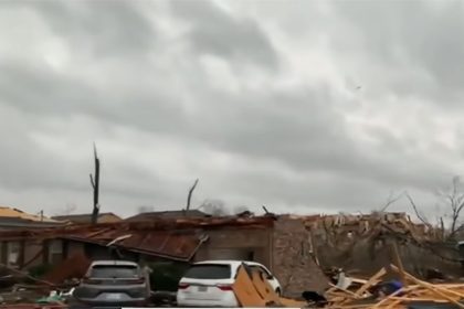 Destruição causada por tornado: alertas incluem sirene (Foto: YouTube/Reprodução)
