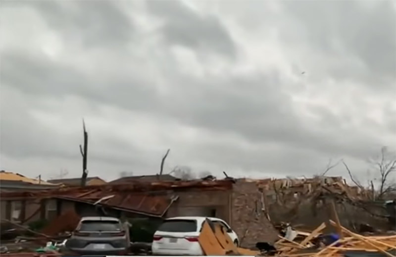 Destruição causada por tornado: alertas incluem sirene (Foto: YouTube/Reprodução)
