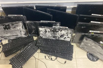 Computadores, alguns com o monitor danificado, foram recuperados (Foto: Erlon Rodrigues/PC-AM)