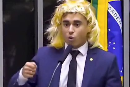 Deputado Nikolas Ferreira usou peruca amarela para fazer discurso transfóbico (Foto: TV Câmara/Reprodução)