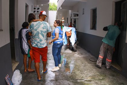 Pai chega com filhos na nova moradia: assistência do poder público (Foto: Marcely Gomes/Semasc)