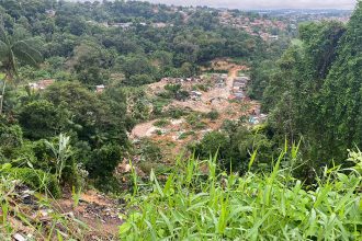 Barranco caiu arrastando casebres na encosta; oito pessoas morreram (Foto: Murilo Rodrigues/ATUAL)