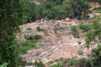 Deslizamento de barranco destruiu casas e causou morte de moradores (Foto: Valter Calheiros)