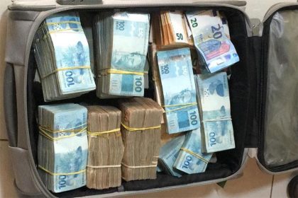 Dinheiro é proveniente do tráfico de drogas, diz a PF (Foto: PF/Divulgação)