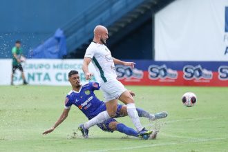 Nacional (de azul) é um dos quatro clubes que joga pelo empate para avançar (Foto: Ismael Monteiro/Manaus FC/AM)
