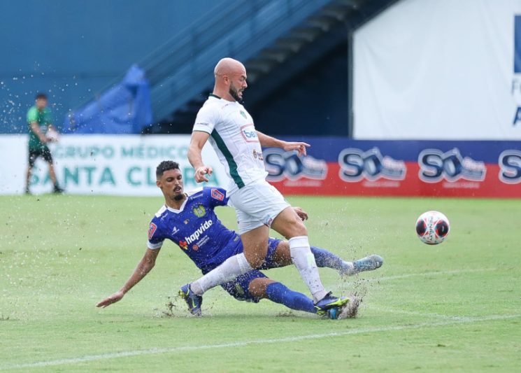 Nacional (de azul) é um dos quatro clubes que joga pelo empate para avançar (Foto: Ismael Monteiro/Manaus FC/AM)