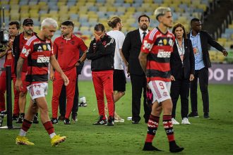 Técnico Vitor Pereira (mão no rosto) lamentou derrota do Flamengo (Foto: Nayra Halm /Fotoarena/Folhapress)