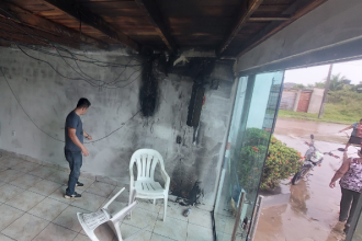 Incêndio na recepção da sede da prefeitura de Eirunepé (Foto: Reprodução/Facebook)