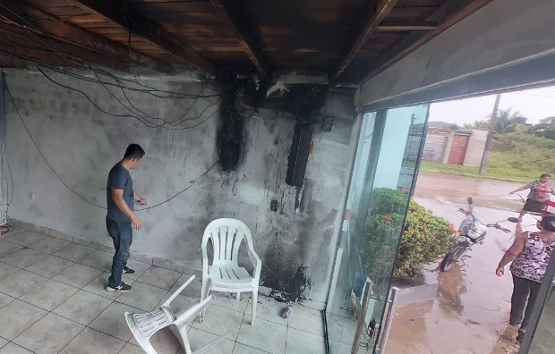 Incêndio na recepção da sede da prefeitura de Eirunepé (Foto: Reprodução/Facebook)
