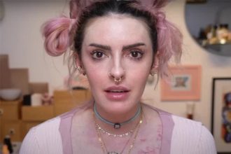 Karen Bachini diz ser pseudo-hermafrodita feminina (Foto: YouTube/Reprodução)