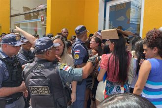 Polícia Militar interveio para organizar entrada na loja (Foto: Murilo Rodrigues/ATUAL)