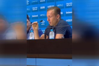 Lucas Leiva anunciou aposentadoria do futebol por problemas cardíacos (Foto: Grêmio TV/Reprodução)