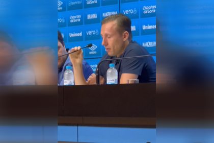 Lucas Leiva anunciou aposentadoria do futebol por problemas cardíacos (Foto: Grêmio TV/Reprodução)