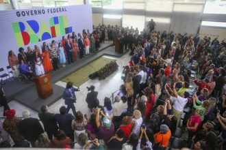 Solenidade reuniu o presidente Lula e mulheres no Palácio do Planalto (Foto: José Cruz/ABr)