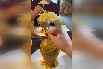 Chef criou o modo de servir macarrão para chamar a atenção (Foto: Twitter/Reprodução)