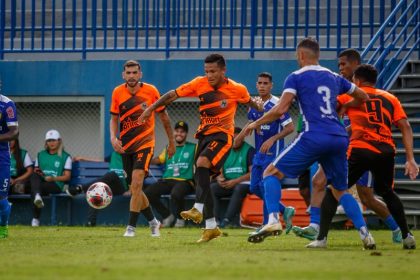 Manauara (de laranja e preto) é um dos clubes que luta para terminar a primeira fase em primeiro lugar (Foto: Deborah Melo)