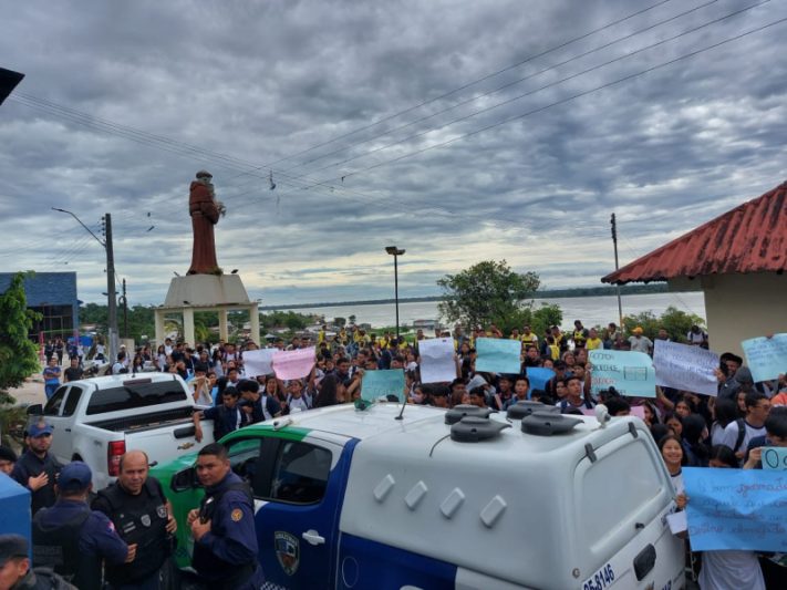 Estudantes, pais e professores pediram melhorias em Santo Antônio do Içá (Foto: Divulgação)