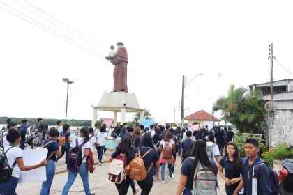 Manifestacao de estudantes em Santo Antonio do Içá: violência contra alunos de 13 a 17 anos é acima da média nacional no Amazonas (Foto: Divulgação)