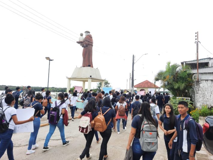 Manifestacao de estudantes em Santo Antonio do Içá: violência contra alunos de 13 a 17 anos é acima da média nacional no Amazonas (Foto: Divulgação)