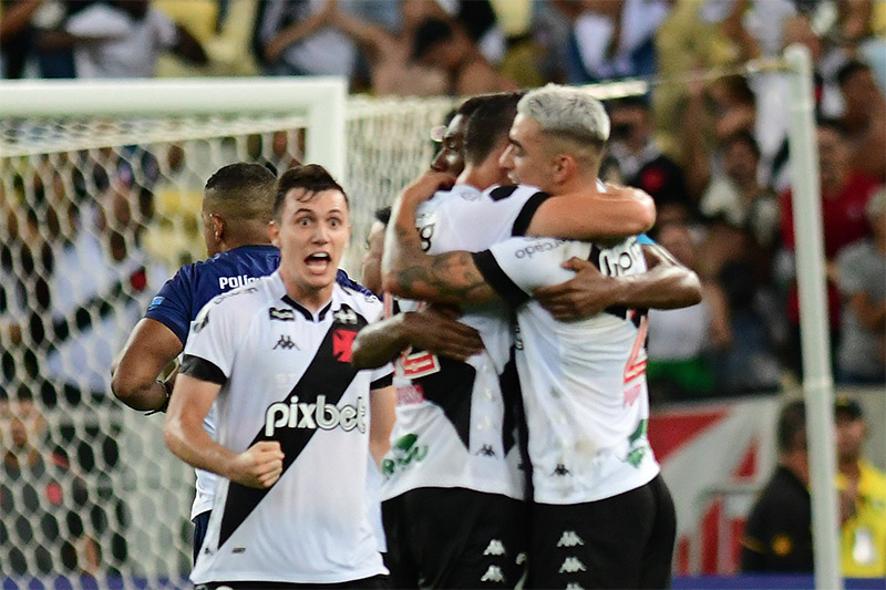 Pumita Rodríguez (cabelo loiro) foi o herói do Vasco contra o Flamengo (Foto: Peter Ilicciev/Agência Enquadrar/Folhapress)