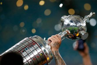 Taça da Copa Libertadores: oito brasileiros disputarão a competição em 2024 (Foto: Conmebol/Divulgação)