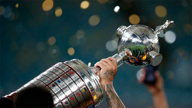 Taça da Copa Libertadores: oito brasileiros disputarão a competição em 2024 (Foto: Conmebol/Divulgação)