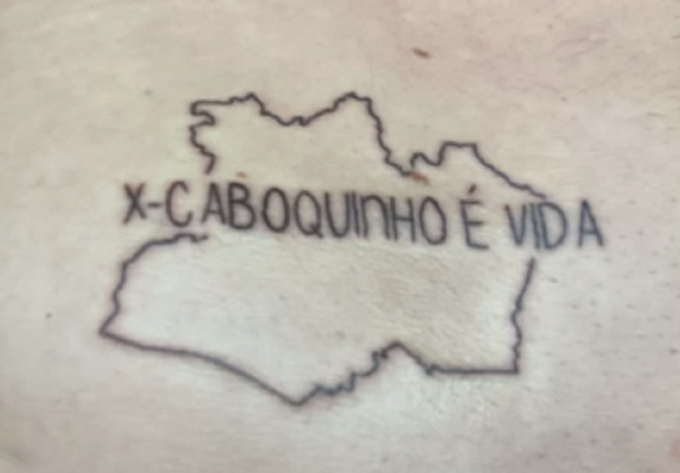 Simon se apaixonou pelo sanduíche x-caboquinho e fez tatuagem (Foto: Reprodução/Instagram)