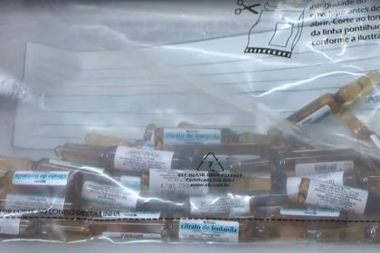 Frascos de fentanil apreendidos: droga que preocupa os EUA chega ao Brasil (Foto: YouTube/Reprodução)