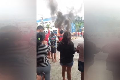 Moradores interditaram trecho de rua em protesto em Manaus (Foto: Redes sociais/Reprodução)