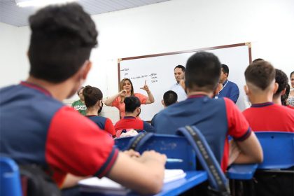 Secretária Dulce Almeida explicou a alunos reforço na segurança das escolas (Foto: Mário Oliveira/Semed)